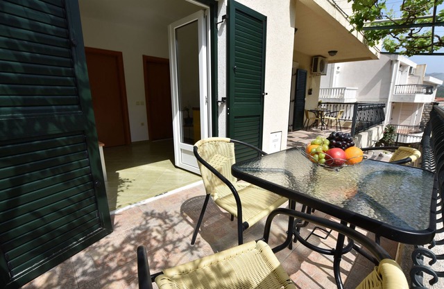 Apartments and Rooms Iva (61261-A1) - Petrovac