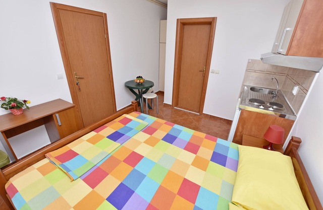 Apartments and Rooms Iva (61261-A2) - Petrovac