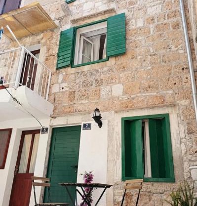 Apartments and rooms with parking space Komiza, Vis - 24523