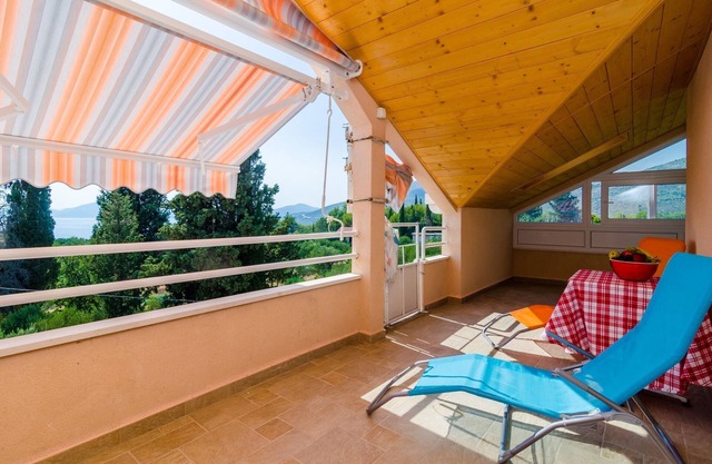 Apartments Donita - Comfort Two Bedroom Apartment with Balcony and Sea View