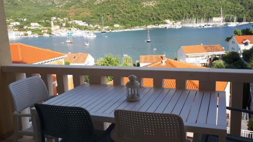 Apartments Šišević - Comfort Apartments with Balconies and Sea View