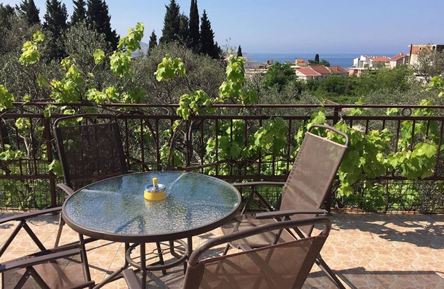 Apartments with a big terrace & swimming pool - 5 min to the beach