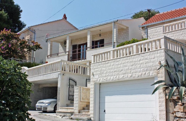 Apartments with parking space Sutivan, Brac - 2846