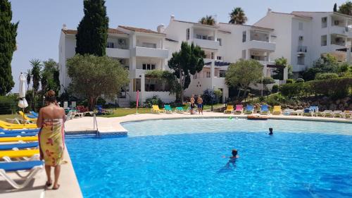 ApartmentSleeps4-Pool-Bbq-Garden-Ac