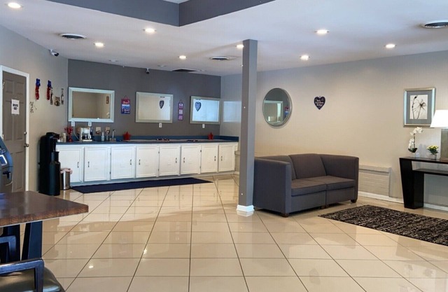 Apm Inn & Suites