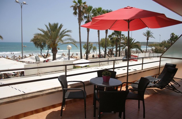 App. RIGO 1-B(1st floor center, bedroom): Spacious beach apartment, frontal sea view