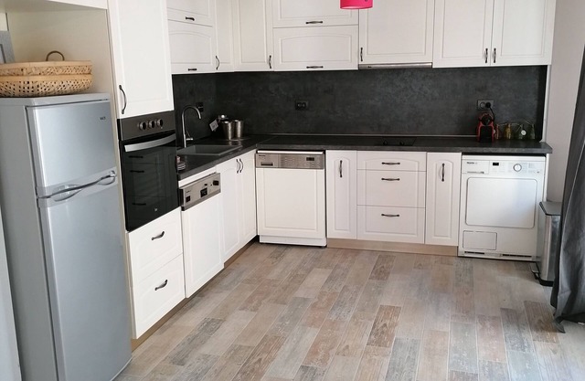 Appartement avec acces personel. Passez Vos vacances dan's une maison situee a quellques pas du centre et de tous les cites historiques a Plovdiv. L'appartement est bien equipe avec tous electromenagers pour passer un merveilleu week and. A 200 meters .