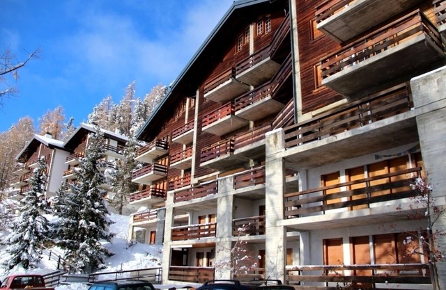 Appartement de 3 pièces situé au 1er étage dans la résidence Les Roches, idéal pour 4 à 6 personnes.