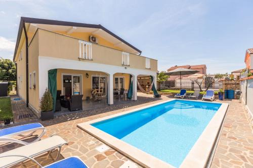 Appartement Dino In Kaldanija Mit Großer Terrasse