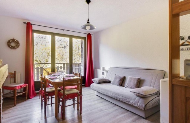 Appartement T3 Duplex 6 Pers. avec Cheminée et Balcon à Esquièze-Sère - FR-1-402-70