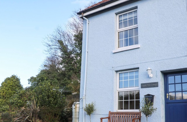 APPLE TREE COTTAGE, pet friendly, with open fire in Aveton Gifford