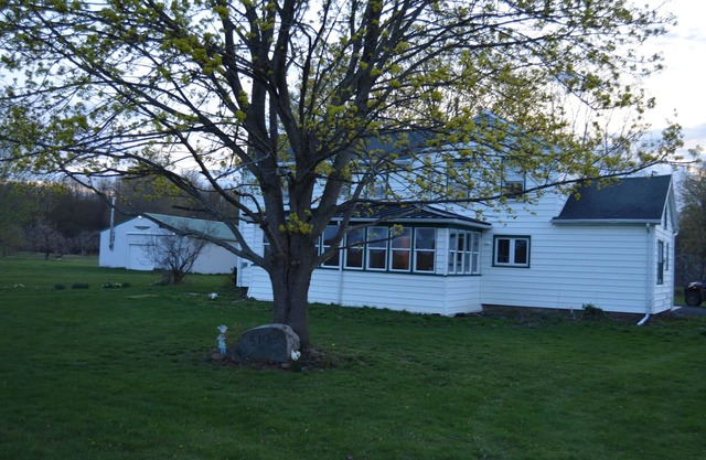 Apple View- Quiet, handicap accessible country home with a hot tub!