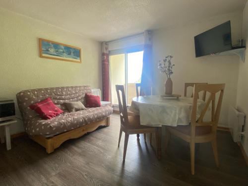 Appt chaleureux 2 - 4 personnes au pied des pistes - draps et linges de toilette non fournis - ménage non inclus - attention rénovation de façade actuellement