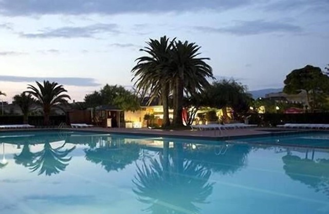 Appt empuriabrava quiet with Olympic swimming pool, car park, garden