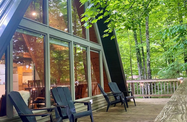 Apres’ Haus: Comfy A-Frame centrally located in Whitecap Village with fireplace