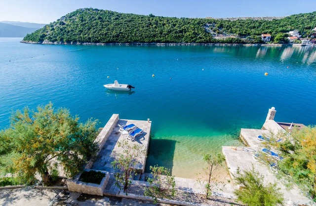Apt. 1 with 3 bedrooms, 2 bathrooms, 10 meters from private beach