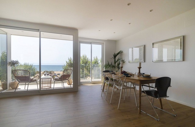 Apt. 1st line of the sea, spectacular views 6 pax, wifi and air conditioning. Vivalidays Apartour.