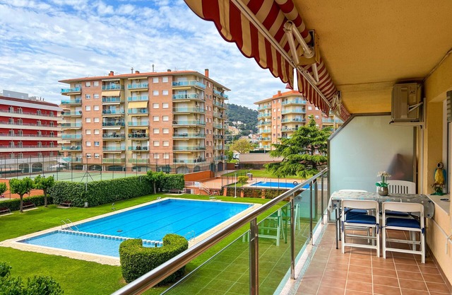 Apt 2 pax on the Santa Susanna promenade. Community pool and garden, free wifi and air conditioning in the living room. Excellent location, 3 min from the beach, shops, bars and restaurants. Lively area! Vivalidays Lora.