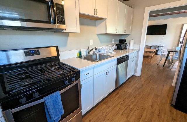 Apt #3, 2 bedroom /1 bathroom, 8 min to Downtown!
