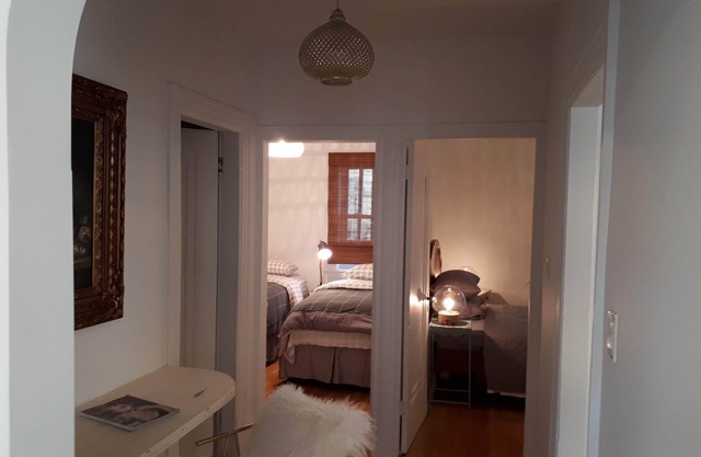 Apt#3: Charming 2-bedrm at the Royale on Cedar with WiFi. 13%hst & 6%MAT incl.
