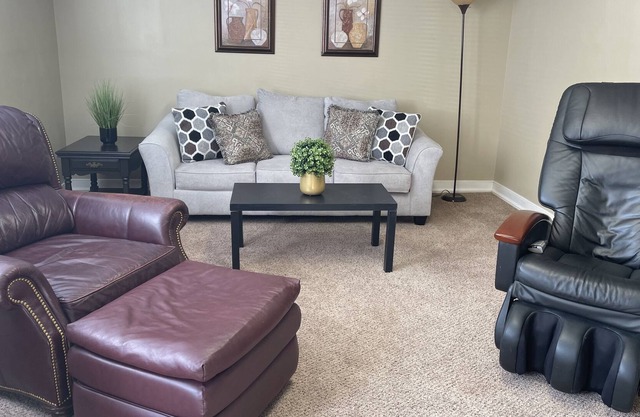 Apt 5 Nice 2 bedroom apartment with free off-street parking