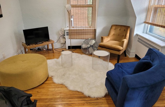 Apt #5: tucked away on the 3rd floor of Royale on Cedar. hst13% & mat6% incl.