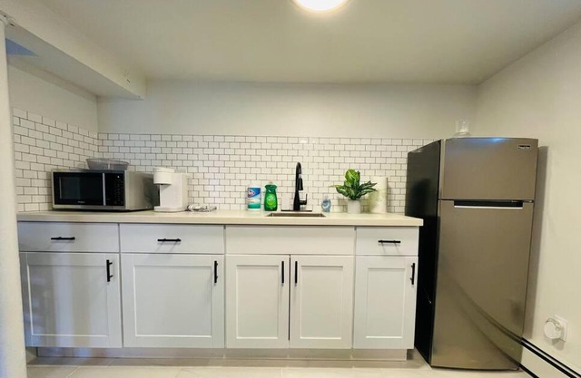 Apt A - NEW Basement Studio Close to JFK/LGA/UBS