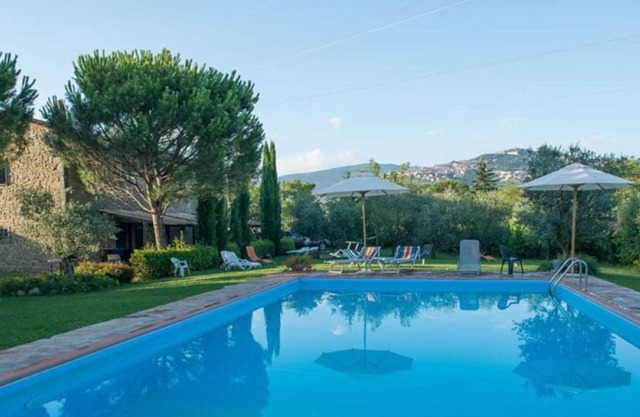 Apt in 19th century farmhouse near Cortona, pool, garden and beautiful views