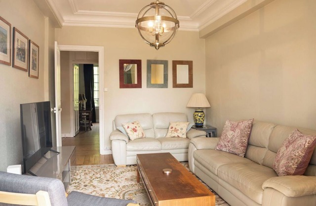 Apt. Joli, historical building, 2 bed spacious and central apartment sleeps 4