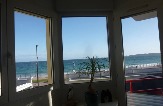 Apt sea view and direct access to the beach, Internet access, 4 people