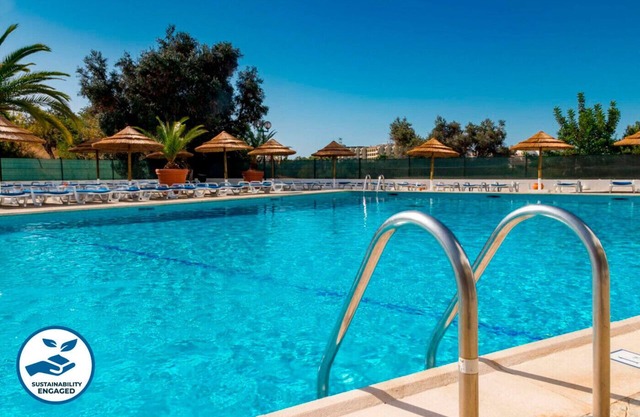 Apt w/Pools, Jacuzzi & Sea View, Albufeira