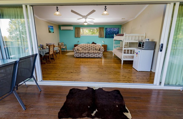 Aqua Studio with shared kitchen, short drive to Zoo, Rural Setting