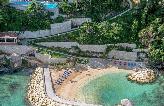 Aquamarina Villa - Elegant Beachfront Paradise