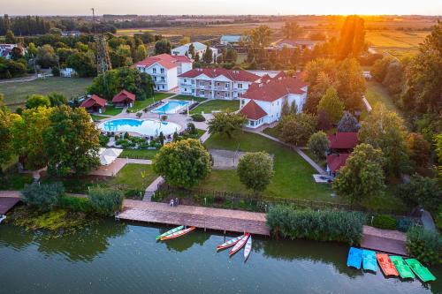 Aranyszarvas Panzió*, Étterem és Grillterasz