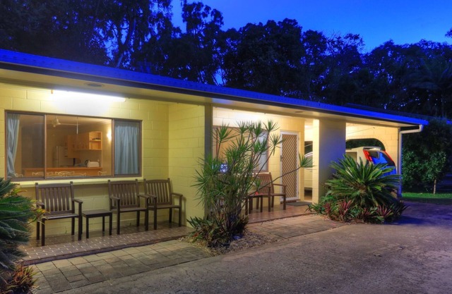 Arcadia Palms 2 - Tasteful and light-filled apartment just steps to Alma Bay, with complex pool