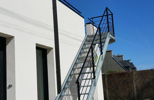 Architect-designed house built in 2014, extended in 2023, 50 m from the sea.