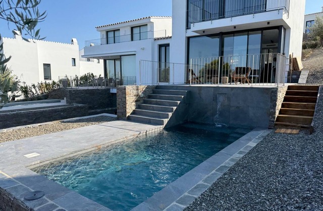 Architect-designed villa - 4 waterfront suites with private pool