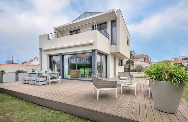 Architect's House Facing the Sea in La Plaine sur Mer