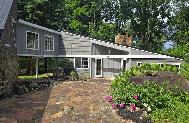 Architects dream, 1 mile from falling water and river, private with camp area