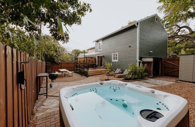 ARLI HAUS. Elevated Sarasota Vacation. Hot Tub, 4BR, 2 Kings, 5mi to the beach