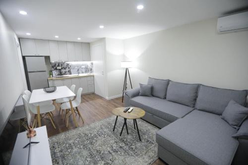 Arlis Apartments - near North and South Terminal