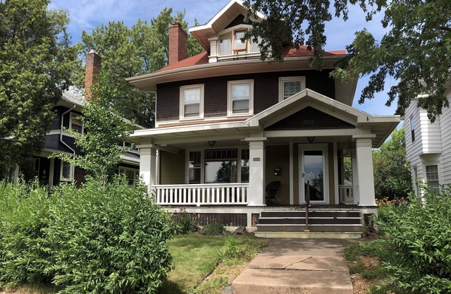 Arris House - Historic elegance. Modern conveniences. Chair Lift for Mobility.