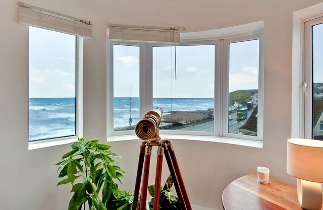 Art Deco Flat With Uninterrupted Sea Views for 4 guests - 2 beds