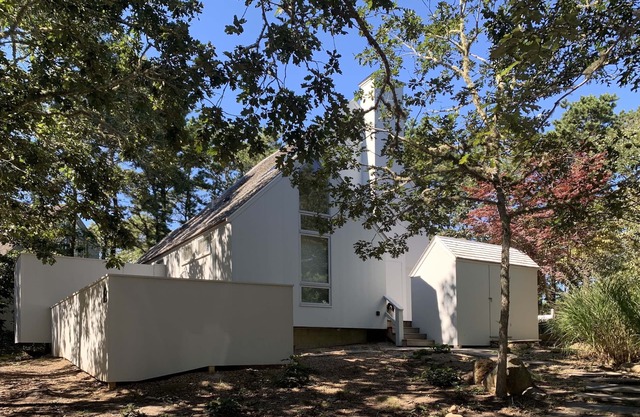 ART FILLED BEACH COTTAGE IN THE PRIVATE WATERFRONT COMMUNITY OF WATERVIEW FARMS!