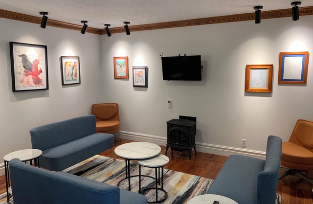 Art gallery-inspired house steps from the Elora Mill. Plenty of private parking!