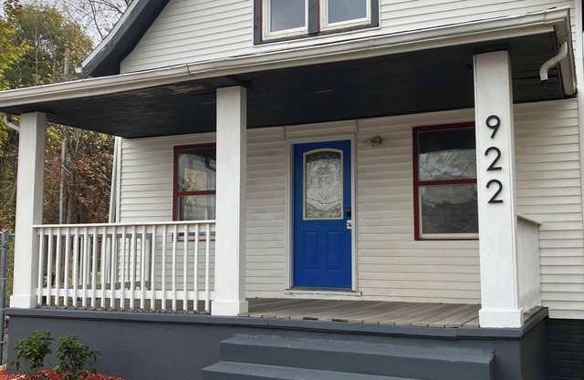 Art Pennington 4-bedroom house with WiFi in Cedar Rapids NewBo/Czech Village