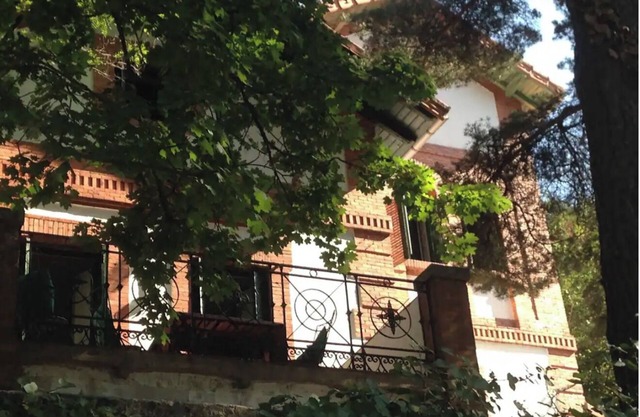 Artistic house next to the Fruenfría valley