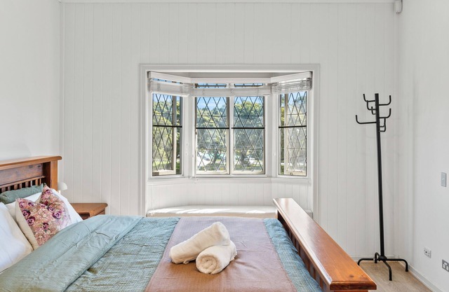 Artistic Queenslander with Park Views - near City!