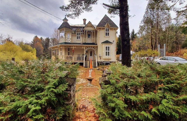 Artistic Warmth in a Victorian Manor