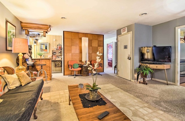 Artsy Getaway ~ 8 Miles to Downtown Kansas City!